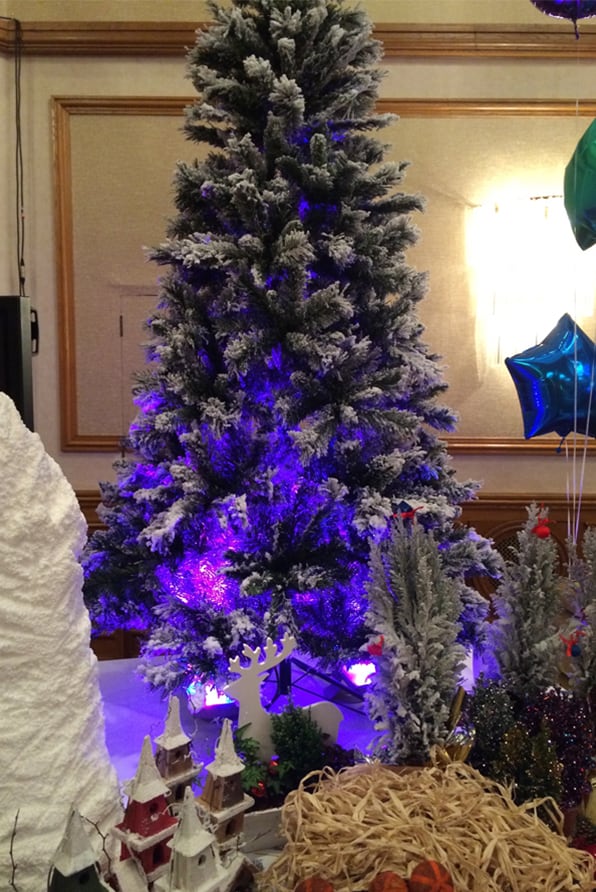 Traditional-Snowy-Christmas-Tree01