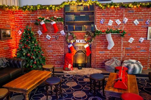Eventologists-Christmas-Backdrop-Theming-Christmas-Fireplace-Hire