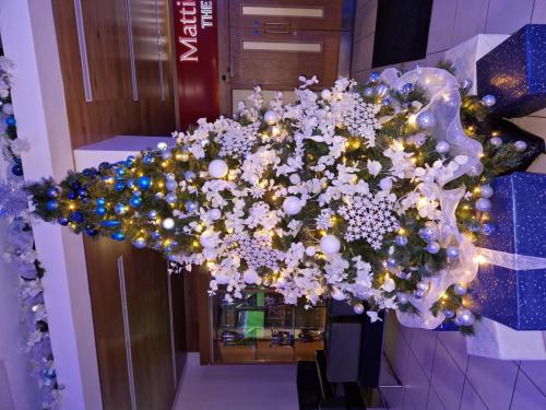 Eventologists-Christmas-Tree-Hire-Green-Blue-White-Snowflake-Decorations (1)