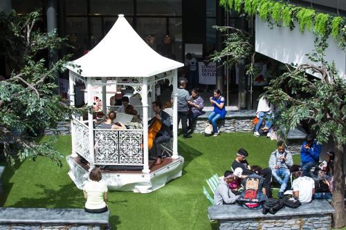 Eventologists-Outdoor-Event-Design-Sustainable-Event-Design-Networking-Area